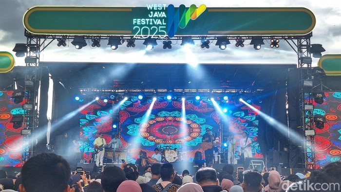 1762687554597-penampilan-doel-sumbang-saat-event-west-java-festival-wjf-2025-di-kiara-artha-park-kota-bandung-minggu-9112025-1762684360274_169