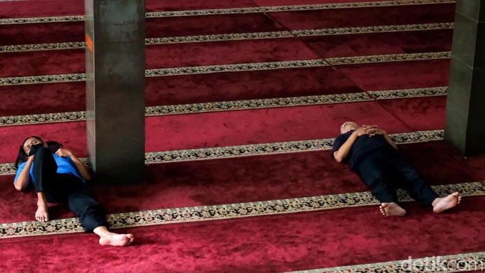 1762687619791-tidur-sejenak-di-masjid-untuk-isi-tenaga-saat-puasa-4_169