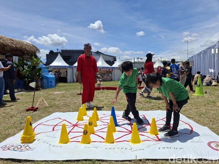 1762687685160-permainan-tradisional-jabar-di-wjf-2025-1762676452664_43