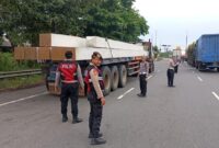 1762687701502-petugas-gabungan-saat-menertibkan-truk-yang-berhenti-di-pintu-tol-1762658781079_169