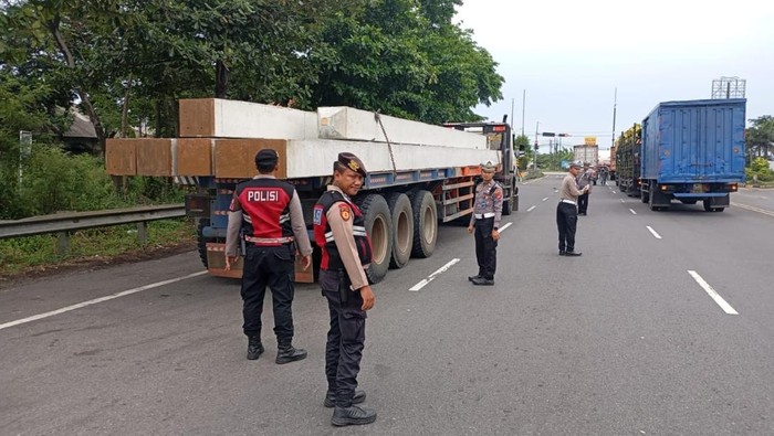 1762687701502-petugas-gabungan-saat-menertibkan-truk-yang-berhenti-di-pintu-tol-1762658781079_169