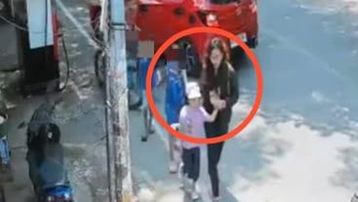 1762687738049-tangkapan-layar-rekaman-cctv-saat-bilqis-diduga-diculik-wanita-1762322343423_169