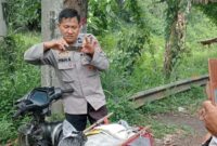 1762687775295-sepeda-motor-tak-bertuan-terparkir-di-tepi-jembatan-cisokan-cianjur-1762342701504_43