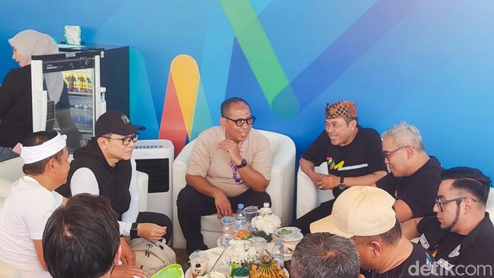 1762687807464-wali-kota-cimahi-ngatiyana-dan-kepala-daerah-berkumpul-di-wjf-2025-1762675372260_169