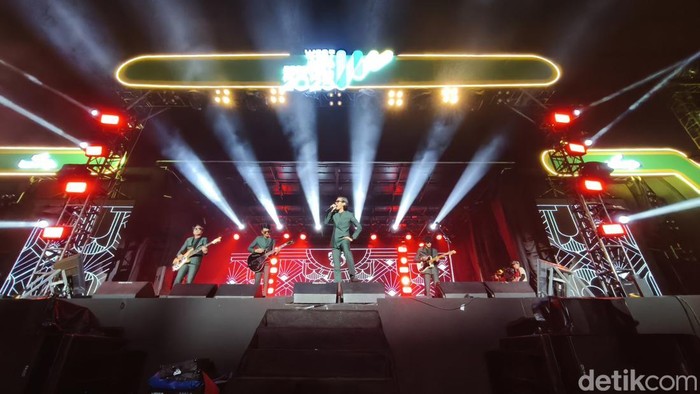 1762709125422-penampilan-the-changcuters-di-wjf-2025-1762699332459_169