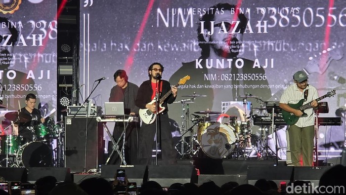 1762709229378-penampilan-kunto-aji-di-west-java-festival-2025-1762694969173_169