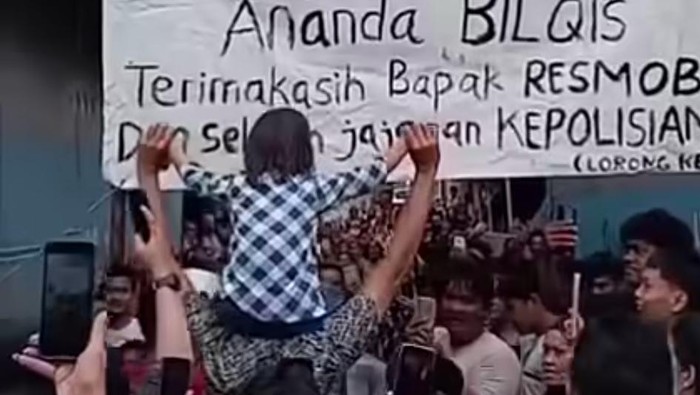 1762709412621-momen-balita-bernama-bilqis-4-digendong-ayahnya-saat-disambut-kedatangannya-oleh-warga-di-makassar-1762685106114_169