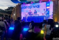1762709476929-layar-lebar-diluar-venue-utama-wjf-2025-dimanfaatkan-pengunjung-yang-bawa-anak-untuk-nonton-konser-1762689214113_169