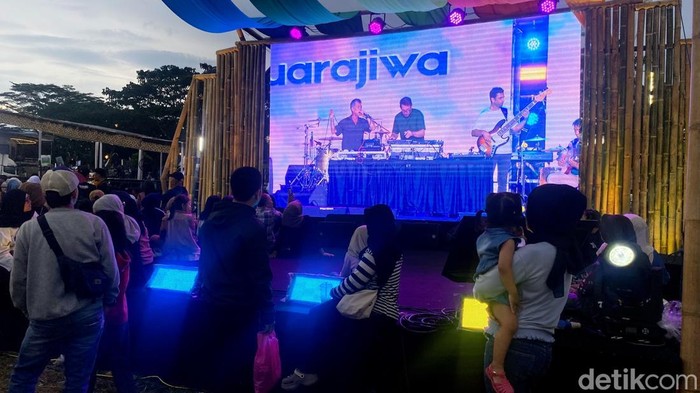 1762709476929-layar-lebar-diluar-venue-utama-wjf-2025-dimanfaatkan-pengunjung-yang-bawa-anak-untuk-nonton-konser-1762689214113_169