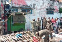 1762774223211-penertiban-lapak-pkl-di-jalan-stasiun-kejaksan-kota-cirebon-1762752594528_169