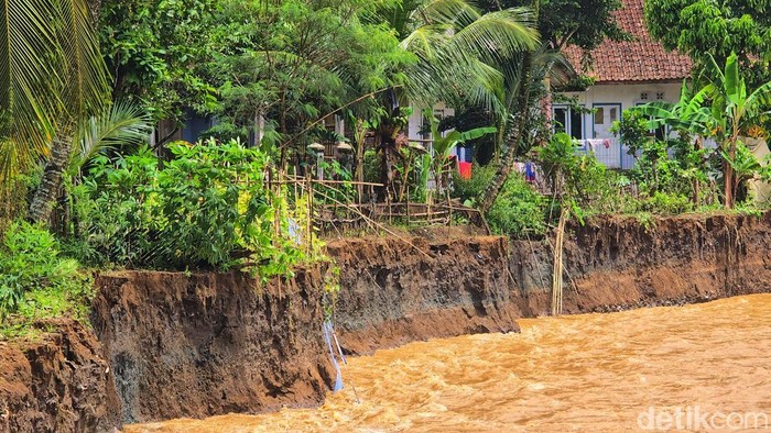 1762925179510-arus-sungai-terus-mendesak-ke-permukan-warga-memilih-untuk-mengungsi-1762923715640_169