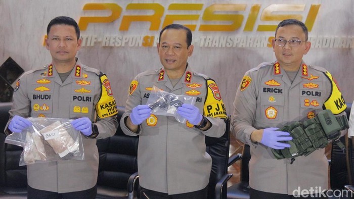 1762925217586-terungkap-pelaku-ledakan-sman-72-terobsesi-konten-ekstrem-1762863174466_169