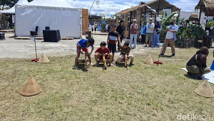 1763011996903-permainan-tradisional-rorodaan-di-west-java-festival-2025-1762940643683_169