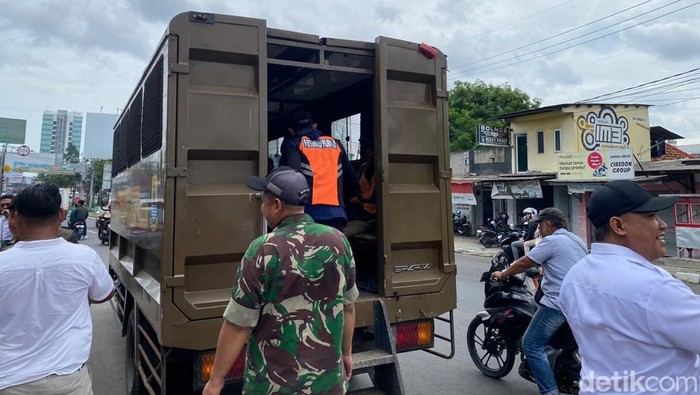 1763033446385-parkir-liar-di-jalur-pantura-cirebon-1763022272880_169