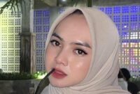 1763033467762-sister-hong-lombok-viral-bernama-deni-berasal-dari-praya-timur-lombok-tengah-dan-akrab-disapa-dea-lipa-foto-facebook-dianaarka-1762996405727_169