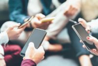 1763054648181-ilustrasi-menggunakan-smartphone-atau-ponsel-1754383000994_169