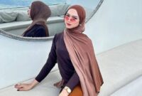 1763054851866-sister-hong-lombok-viral-bernama-deni-berasal-dari-praya-timur-lombok-tengah-dan-akrab-disapa-dea-lipa-foto-facebook-dianaarka-1762959803614_169