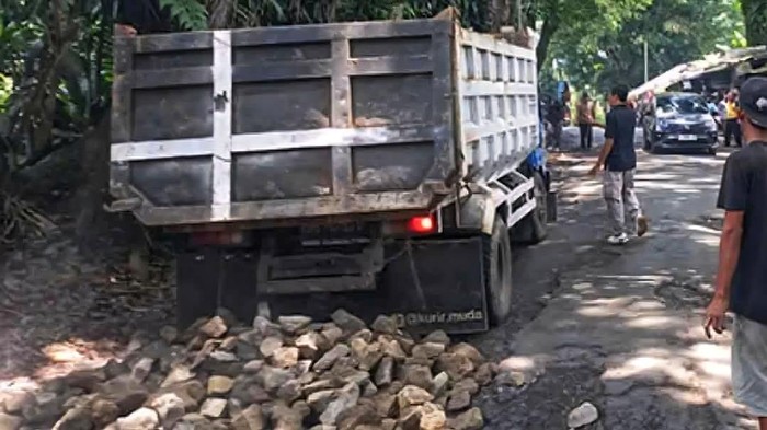 1763075857732-sebuah-truk-menurunkan-batu-untuk-perbaikan-di-ruas-jalan-parungkuda-bojongpari-kabupaten-sukabumi-yang-mengalami-kerusakan-ak-1763023677085_169