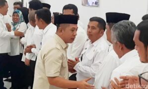 1763119659952-bupati-karawang-aep-syaepuloh-saat-halal-bi-halal-usai-pelantikan-kepala-dinas-baru-1763102326842_169