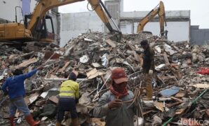 1763119670728-penampakan-terkini-rumah-sahroni-yang-dibongkar-1763114269152_169