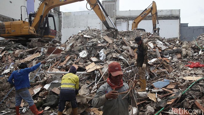 1763119670728-penampakan-terkini-rumah-sahroni-yang-dibongkar-1763114269152_169