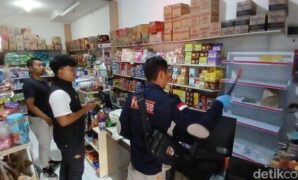 1763119698910-polisi-saat-melakukan-penyelidikan-di-toko-yang-dibobol-maling-di-tasikmalaya-1763100893869_169