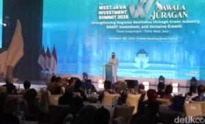 1763119705300-gubernur-jabar-dedi-mulyadi-saat-menghadiri-wjis-di-salah-satu-hotel-di-kota-bandung-1763112139522_169