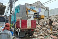 1763119861133-rumah-ahmad-sahroni-dibongkar-1763101812580_169