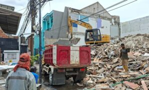 1763119861133-rumah-ahmad-sahroni-dibongkar-1763101812580_169