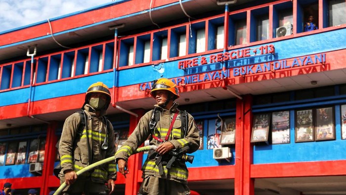 1763141205670-ilustrasi-petugas-damkar-bandung_169