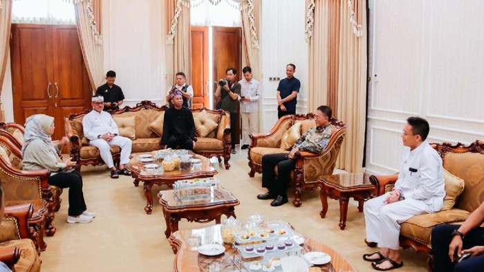 1763141227032-bupati-ciamis-herdiat-sunarya-menerima-kunjungan-tim-visitasi-makuta-binokasih-provinsi-jawa-barat-di-ruang-vip-pendopo-1763101242402_169