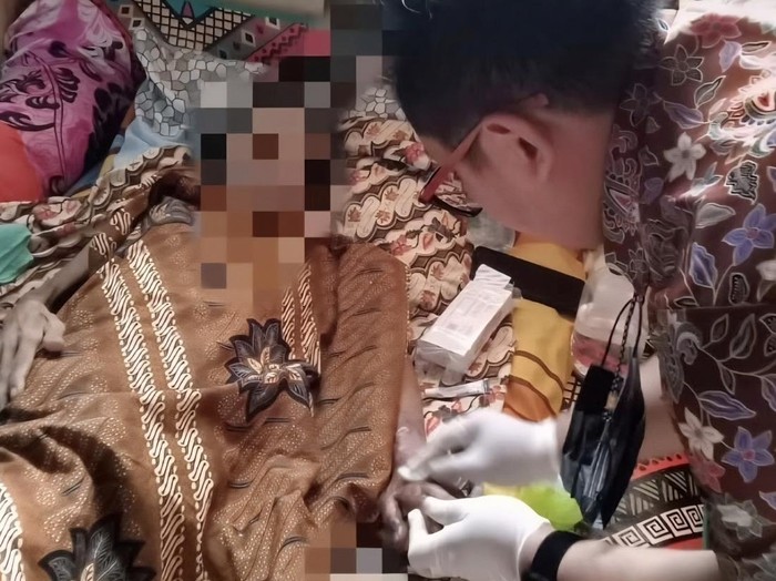 1763141286368-petugas-memeriksa-kondisi-kesehatan-seorang-lansia-di-sukabumi-1763108514748_43