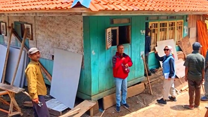 1763162252671-petugas-disperkim-kabupaten-sukabumi-memantau-perbaikan-rtlh-di-lapangan-untuk-memastikan-kualitas-pembangunan-1763105389599_169