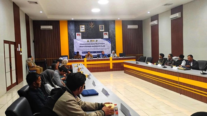 1763162269466-suasana-pelatihan-penyusunan-business-plan-yang-digelar-dkukm-kabupaten-sukabumi-untuk-penguatan-kapasitas-umkm-dan-koperasi-1763114596791_169