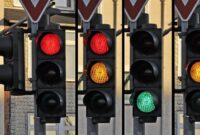 1763184219245-ilustrasi-lampu-lalu-lintas-di-persimpangan_169
