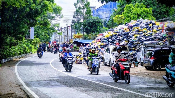 1763184376410-gunungan-sampah-di-jalan-gunung-batu-kota-bandung-1763006702599_169