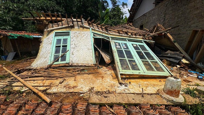 1763205788739-penampakan-rumah-difabel-yang-runtuh-di-cikembar-sukabumi-1763200097510_169