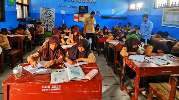 1763205839850-sekretaris-dinas-pendidikan-kabupaten-sukabumi-herdiawan-waryadi-tengah-memantau-proses-pembelajaran-di-salah-satu-kelas-sd-di-1763181330051_169