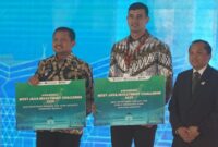1763205867829-bupati-sumedang-dony-ahmad-munir-kiri-saat-menerima-penghargaan-di-west-java-investment-summit-wijs-2025-1763178564255_169