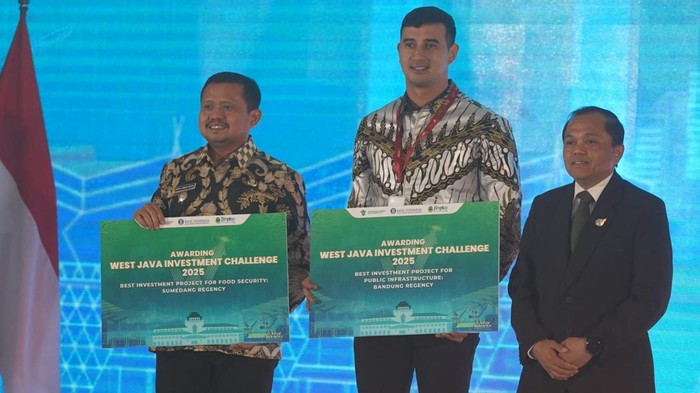 1763205867829-bupati-sumedang-dony-ahmad-munir-kiri-saat-menerima-penghargaan-di-west-java-investment-summit-wijs-2025-1763178564255_169