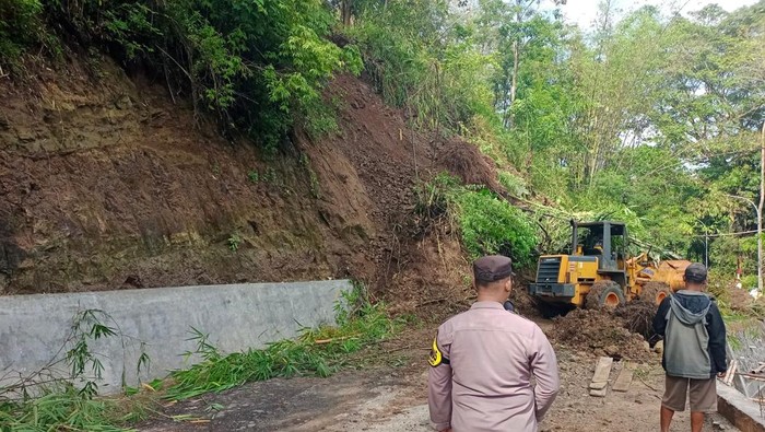 1763205955160-alat-berat-bersihkan-material-longsoran-yang-timbun-jalan-1763189467214_169