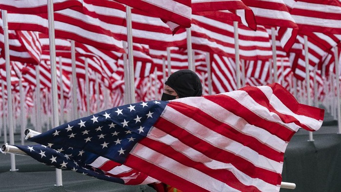 1763227415337-ribuan-bendera-as-meriahkan-pelantikan-joe-biden-4_169