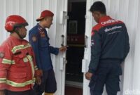 1763270715995-petugas-damkar-ciamis-sedang-berusaha-membuka-rolling-door-minimarket-yang-macet-1763258619588_169