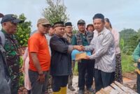 1763270726986-unang-sudarma-ketua-baznas-kabupaten-sukabumi-mewakili-bupati-sukabumi-memberikan-bantuan-1763260254765_169