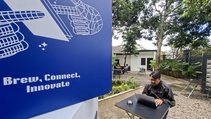 1763270903161-pengunjung-kafe-1763200408398_169