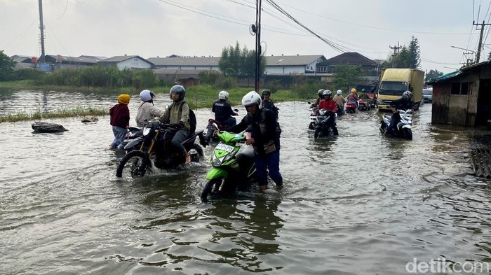 1763292268163-penampakan-banjir-di-jalan-sapan-bojongsoang-kabupaten-bandung-1762309375248_169