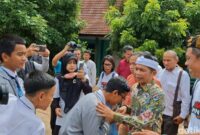 1763292404139-bupati-purwakarta-saepul-bahri-binzein-saat-bertemu-dengan-murid-smpn-babakancikao-1763281968039_169