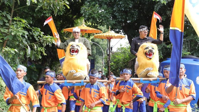 1763292417426-wali-kota-cimahi-ngatiyana-dan-wakil-wali-kota-cimahi-adhitia-yudisthira-hadiri-cireundeu-festival-2025-1763276948661_169