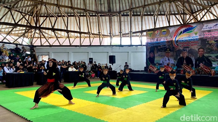 1763292550469-festival-inovasi-penca-tradisi-di-teras-sunda-cibiru-minggu-16112025-1763269233296_169