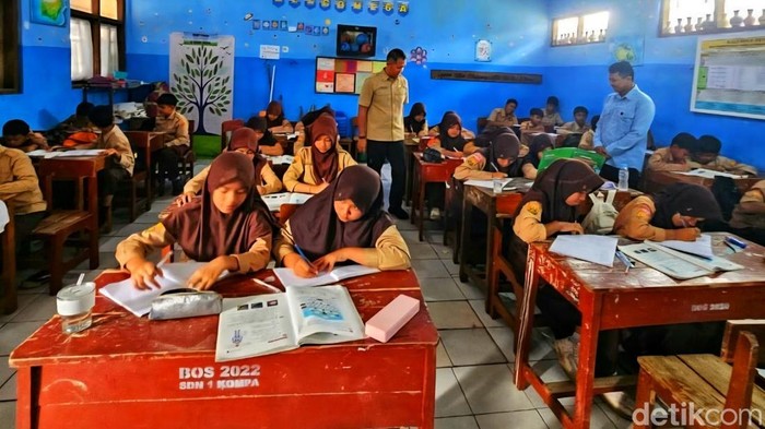 1763313754566-anak-anak-di-kabupaten-sukabumi-sedang-belajar-di-kelas-1763272442526_169